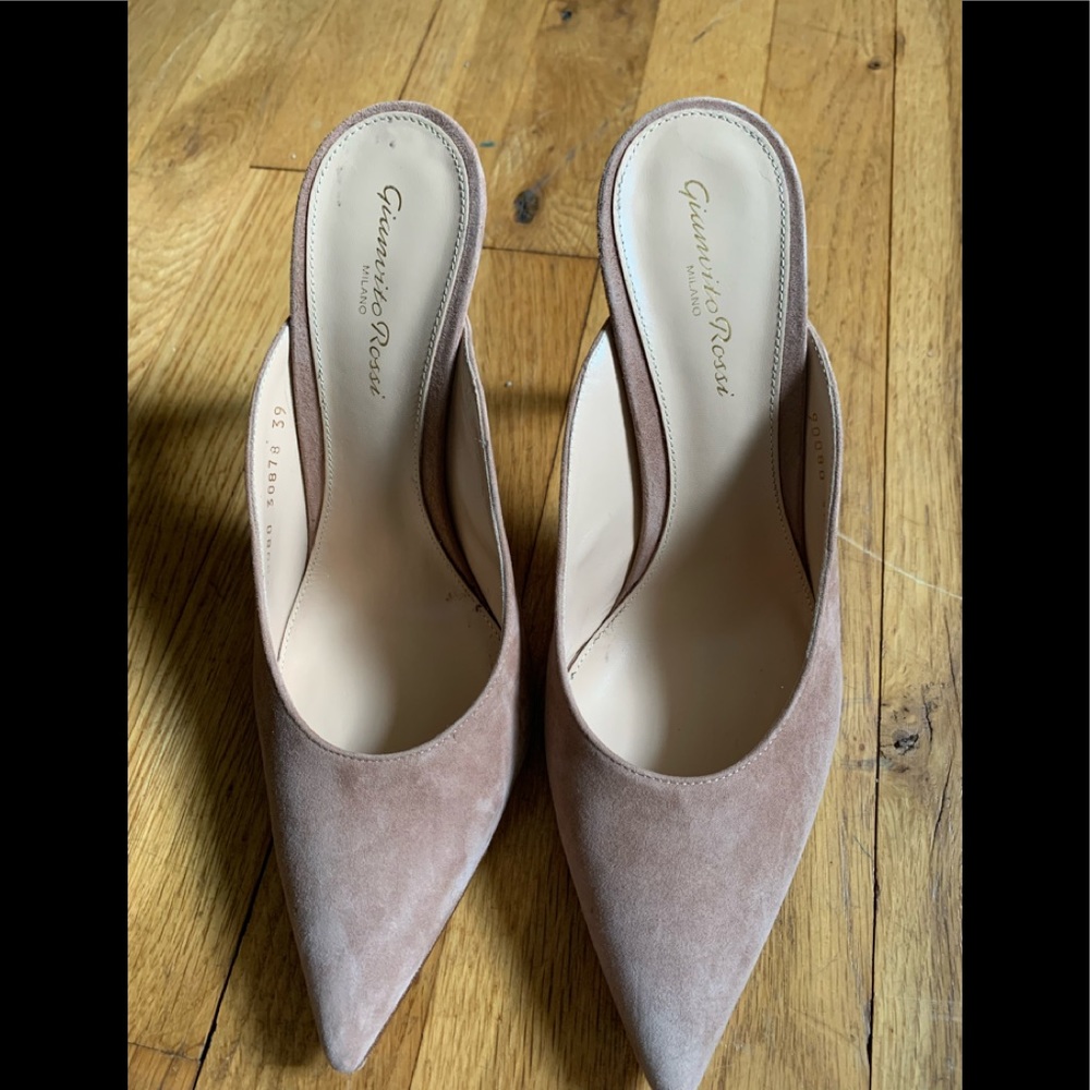 Pre worn Woman’s Gianvito Rossi Beige Slide in heels European size 39 🌺